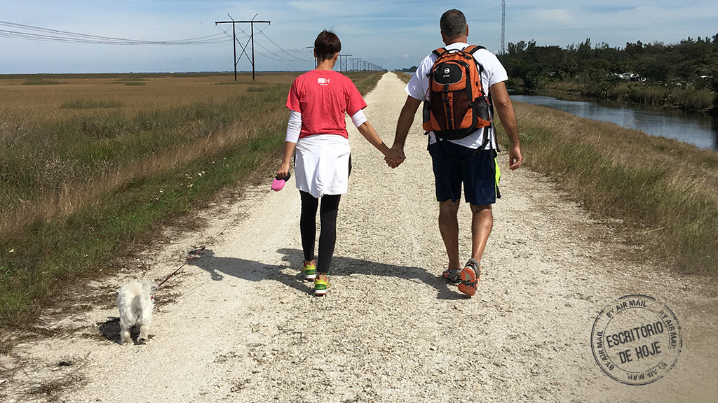 Casal caminhando no parque